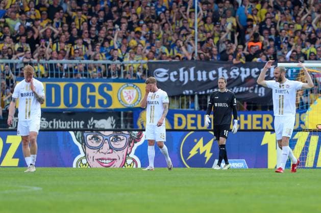 12.05.2024, xtgx, Fussball - 2.Bundesliga, Eintracht Braunschweig - SV Wehen Wiesbaden emspor, v.l. Bjarke Jacobsen (Wiesbaden, 19), Marcus Mathisen (Wiesbaden, 24), Florian Stritzel (Wiesbaden, 16)w, Aleksandar Vukotic (Wiesbaden, 26) enttaeuscht, schaut enttaeuscht, niedergeschlagen, disappointed (DFL DFB REGULATIONS PROHIBIT ANY USE OF PHOTOGRAPHS as IMAGE SEQUENCES and or QUASI-VIDEO) Braunschweig