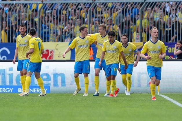 12.05.2024, xtgx, Fussball - 2.Bundesliga, Eintracht Braunschweig - SV Wehen Wiesbaden emspor, v.l. Jubel nach dem 1:0 durch Thorir Johann Helgason (Braunschweig, 20) (DFL DFB REGULATIONS PROHIBIT ANY USE OF PHOTOGRAPHS as IMAGE SEQUENCES and or QUASI-VIDEO) Braunschweig