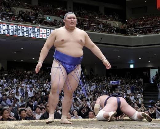Bilder des Jahres 2024, Sport 05 Mai Sport Themen der Woche KW19 Sport Bilder des Tages Sumo: Summer tournament Newly promoted komusubi Onosao (L) is pictured after beating yokozuna Terunofuji on the first day of the 15-day Summer Grand Sumo Tournament at Tokyo s Ryogoku Kokugikan on May 12, 2024.  A14AA0002820219P