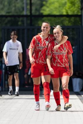 Klara Bühl (17 FC Bayern) und Georgia Stanway (31 FC Bayern)vor dem Google Pixel Frauen Bundesligaspiel FC Bayern München - 1. FC Nürnberg am 12.05.2024. München FC Bayern Campus Bayern Deutschland