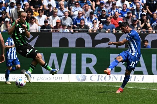 12.05.2024, xjhx, Fussball 2.Bundesliga, Karlsruher SC - Hannover 96 emspor, v.l. Torschuss Lars Stindl (Karlsruher SC KSC) (DFL DFB REGULATIONS PROHIBIT ANY USE OF PHOTOGRAPHS as IMAGE SEQUENCES and or QUASI-VIDEO) Karlsruhe