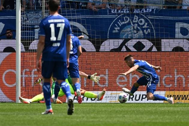 12.05.2024, xjhx, Fussball 2.Bundesliga, Karlsruher SC - Hannover 96 emspor, v.l. Max Weiß Weiss (Karlsruher SC KSC) Marco Thiede (Karlsruher SC KSC) (DFL DFB REGULATIONS PROHIBIT ANY USE OF PHOTOGRAPHS as IMAGE SEQUENCES and or QUASI-VIDEO) Karlsruhe
