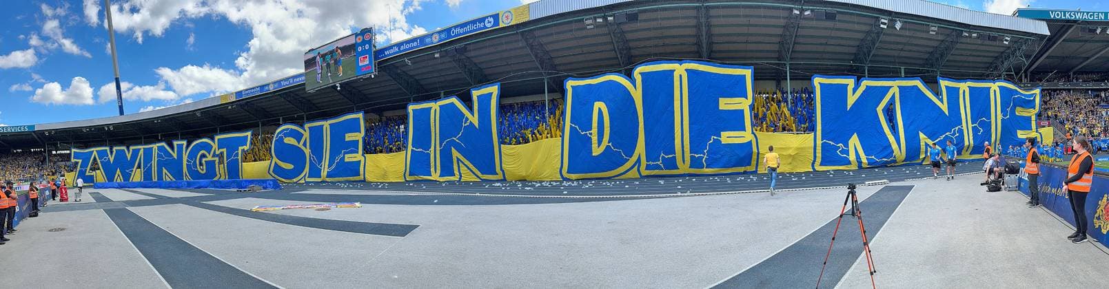Eintracht Braunschweig vs SV Wehen Wiesbaden Braunschweig, 12.05.2024, Fußball, Saison 23 24, 2. Bundesliga, 33. Spieltag, Eintracht Braunschweig vs SV Wehen Wiesbaden, Bild zeigt: Fans der Eintracht in der Südkurve mit Choreografie Choreo Zwingt SIe in die Knie Braunschweig