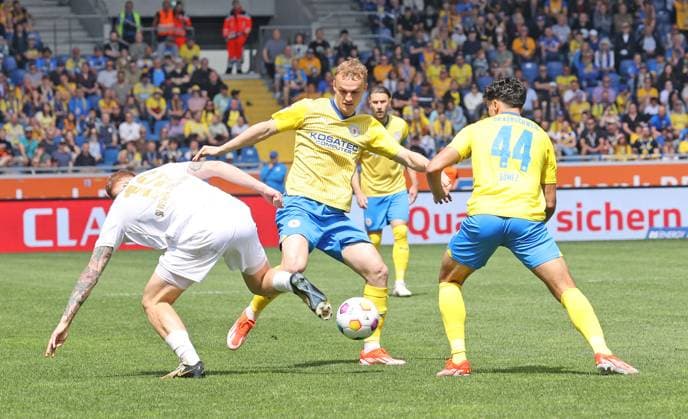 Eintracht Braunschweig vs SV Wehen Wiesbaden Braunschweig, 12.05.2024, Fußball, Saison 23 24, 2. Bundesliga, 33. Spieltag, Eintracht Braunschweig vs SV Wehen Wiesbaden, Bild zeigt: Niklas Tauer (BTSV, 8) Braunschweig