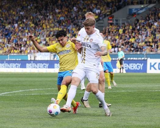 Eintracht Braunschweig vs SV Wehen Wiesbaden Braunschweig, 12.05.2024, Fußball, Saison 23 24, 2. Bundesliga, 33. Spieltag, Eintracht Braunschweig vs SV Wehen Wiesbaden, Bild zeigt: Johan Gomez (BTSV, 44) Braunschweig