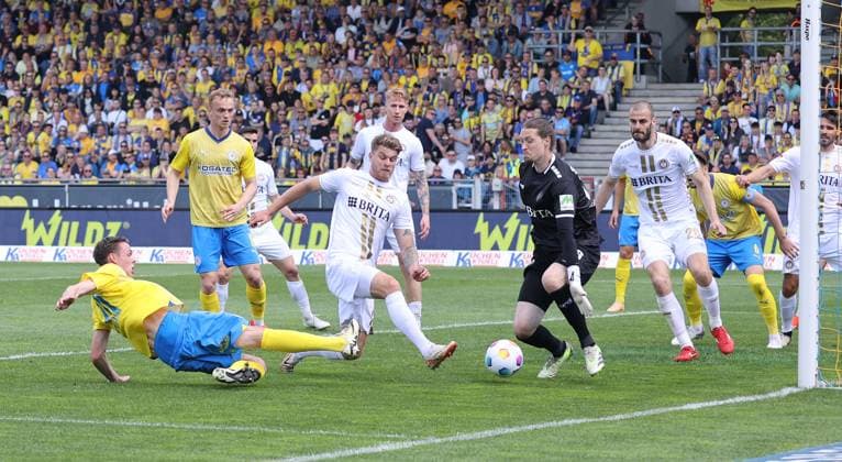 Eintracht Braunschweig vs SV Wehen Wiesbaden Braunschweig, 12.05.2024, Fußball, Saison 23 24, 2. Bundesliga, 33. Spieltag, Eintracht Braunschweig vs SV Wehen Wiesbaden, Bild zeigt: Thorir Helgason (BTSV, 20) erzielt in dieser Szene das Tor zum 1:0 für die Eintracht Braunschweig