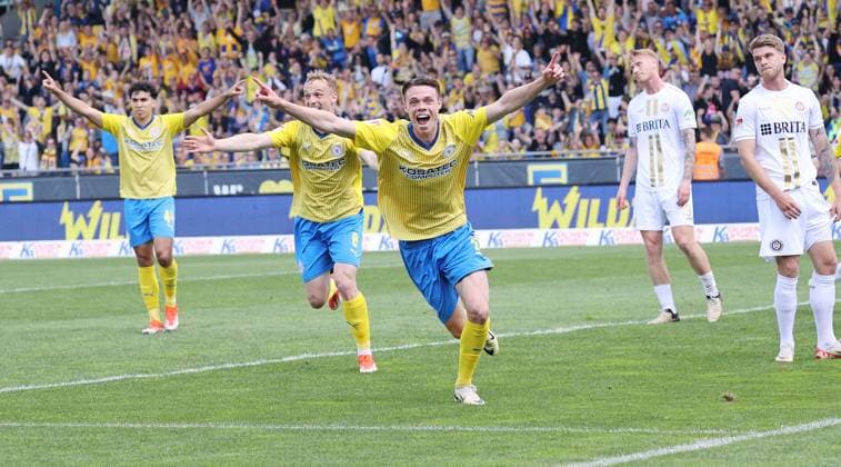 Eintracht Braunschweig vs SV Wehen Wiesbaden Braunschweig, 12.05.2024, Fußball, Saison 23 24, 2. Bundesliga, 33. Spieltag, Eintracht Braunschweig vs SV Wehen Wiesbaden, Bild zeigt: Jubel über das Tor zum 1:0 für die Eintracht durch Thorir Helgason (BTSV, 20) Braunschweig