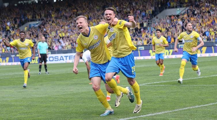 Eintracht Braunschweig vs SV Wehen Wiesbaden Braunschweig, 12.05.2024, Fußball, Saison 23 24, 2. Bundesliga, 33. Spieltag, Eintracht Braunschweig vs SV Wehen Wiesbaden, Bild zeigt: Jubel über das Tor zum 1:0 für die Eintracht durch Thorir Helgason (BTSV, 20) mit Robert Ivanov (BTSV, 5) Braunschweig