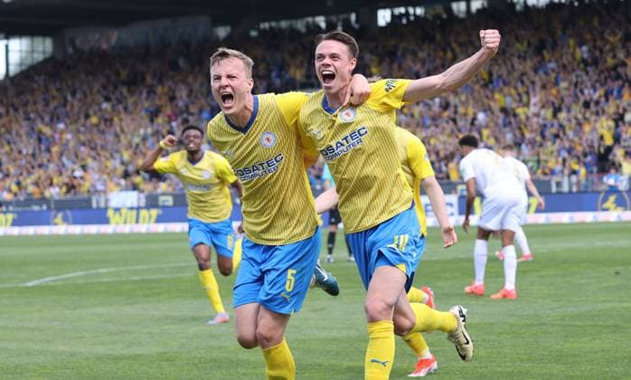 Sport Themen der Woche KW19 Sport Bilder des Tages Eintracht Braunschweig vs SV Wehen Wiesbaden Braunschweig, 12.05.2024, Fußball, Saison 23 24, 2. Bundesliga, 33. Spieltag, Eintracht Braunschweig vs SV Wehen Wiesbaden, Bild zeigt: Jubel über das Tor zum 1:0 für die Eintracht durch Thorir Helgason (BTSV, 20) mit Robert Ivanov (BTSV, 5) Braunschweig *** Eintracht Braunschweig vs SV Wehen Wiesbaden Braunschweig, 12 05 2024, Soccer, Season 23 24, 2 Bundesliga, Matchday 33, Eintracht Braunschweig vs SV Wehen Wiesbaden, Picture shows jubilation over the goal to 1 0 for Eintracht by Thorir Helgason BTSV, 20 with Robert Ivanov BTSV, 5 Braunschweig
