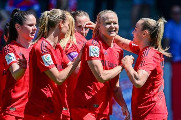 Spielerinnen des FC Bayern mit Torjubel, Jubel, Torjubel, Torerfolg, celebrate the goal, goal, celebration, Jubel ueber das Tor zum 1:0 durch Pernille Harder (FC Bayern München, FCB, 21) (2.v.re.), optimistisch, Action, Aktion, 12.05.2024, München (Deutschland), Fussball, Google Pixel Frauen-Bundesliga, FC Bayern München - 1. FC Nürnberg, DFB DFL REGULATIONS PROHIBIT ANY USE OF PHOTOGRAPHS AS IMAGE SEQUENCES AND OR QUASI-VIDEO.