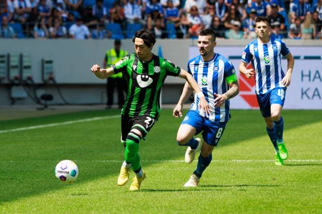 Sei Muroya (Hannover 96, 21) im Zweikampf gegen Jerome Gondorf (Karlsruher SC, 08), re. Marvin Wanitzek (Karlsruher SC, 10) GER, Karlsruher SC (KSC) vs. Hannover 96 (H96), Fussball, Maenner, Herren, 2. Bundesliga, 33. Spieltag, Saison 2023 2024, 12.05.2024 DFL DFB REGULATIONS PROHIBIT ANY USE OF PHOTOGRAPHS AS IMAGE SEQUENCES AND OR QUASI-VIDEO GER, Karlsruher SC (KSC) vs. Hannover 96 (H96), Fussball, Maenner, Herren, 2. Bundesliga, 33. Spieltag, Saison 2023 2024, 12.05.2024 Karlsruhe