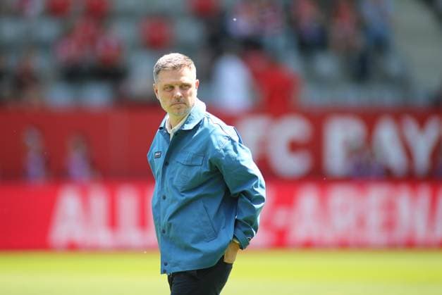 München, Deutschland 12. Mai 2024: Fussball, FRAUEN, GOOGLE PIXEL FRAUEN-BUNDESLIGA, Saison 2023 2024, FC Bayern München - 1. FC Nürnberg, Campus Alexander Straus, Trainer (FC Bayern München), Blick nach links