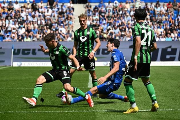 12.05.2024, xjhx, Fussball 2.Bundesliga, Karlsruher SC - Hannover 96 emspor, v.l. Yannik Luehrs Lührs (Hannover 96) Igor Matanovic (Karlsruher SC KSC) Enzo Leopold (Hannover 96) Sei Muroya (Hannover 96) Zweikampf, Aktion, action, battle for the ball (DFL DFB REGULATIONS PROHIBIT ANY USE OF PHOTOGRAPHS as IMAGE SEQUENCES and or QUASI-VIDEO) Karlsruhe