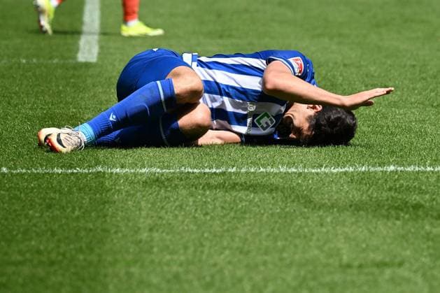 12.05.2024, xjhx, Fussball 2.Bundesliga, Karlsruher SC - Hannover 96 emspor, v.l. Igor Matanovic (Karlsruher SC KSC) verletzt Verletzung mit Schmerzen am Boden (DFL DFB REGULATIONS PROHIBIT ANY USE OF PHOTOGRAPHS as IMAGE SEQUENCES and or QUASI-VIDEO) Karlsruhe