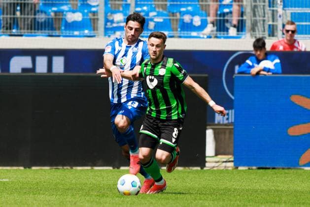 Enzo Leopold (Hannover 96, 08) im Zweikampf gegen Lars Stindl (Karlsruher SC, 13) GER, Karlsruher SC (KSC) vs. Hannover 96 (H96), Fussball, Maenner, Herren, 2. Bundesliga, 33. Spieltag, Saison 2023 2024, 12.05.2024 DFL DFB REGULATIONS PROHIBIT ANY USE OF PHOTOGRAPHS AS IMAGE SEQUENCES AND OR QUASI-VIDEO GER, Karlsruher SC (KSC) vs. Hannover 96 (H96), Fussball, Maenner, Herren, 2. Bundesliga, 33. Spieltag, Saison 2023 2024, 12.05.2024 Karlsruhe