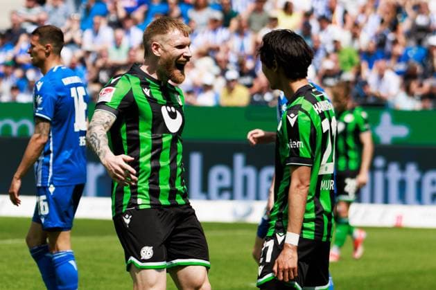 Andreas Voglsammer (Hannover 96, 32) jubelt freut sich nach seinem Tor zum 0:1, Emotion, Freude, Begeisterung, mit Sei Muroya (Hannover 96, 21) GER, Karlsruher SC (KSC) vs. Hannover 96 (H96), Fussball, Maenner, Herren, 2. Bundesliga, 33. Spieltag, Saison 2023 2024, 12.05.2024 DFL DFB REGULATIONS PROHIBIT ANY USE OF PHOTOGRAPHS AS IMAGE SEQUENCES AND OR QUASI-VIDEO GER, Karlsruher SC (KSC) vs. Hannover 96 (H96), Fussball, Maenner, Herren, 2. Bundesliga, 33. Spieltag, Saison 2023 2024, 12.05.2024 Karlsruhe