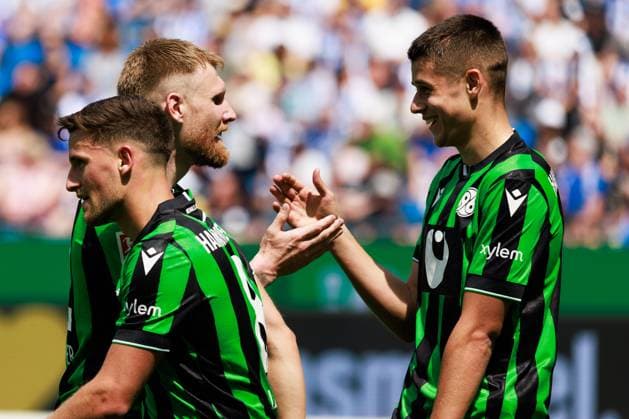Andreas Voglsammer (Hannover 96, 32) jubelt freut sich nach seinem Tor zum 0:1, Emotion, Freude, Begeisterung, mit Nicolo Tresoldi (Hannover 96, 09) GER, Karlsruher SC (KSC) vs. Hannover 96 (H96), Fussball, Maenner, Herren, 2. Bundesliga, 33. Spieltag, Saison 2023 2024, 12.05.2024 DFL DFB REGULATIONS PROHIBIT ANY USE OF PHOTOGRAPHS AS IMAGE SEQUENCES AND OR QUASI-VIDEO GER, Karlsruher SC (KSC) vs. Hannover 96 (H96), Fussball, Maenner, Herren, 2. Bundesliga, 33. Spieltag, Saison 2023 2024, 12.05.2024 Karlsruhe