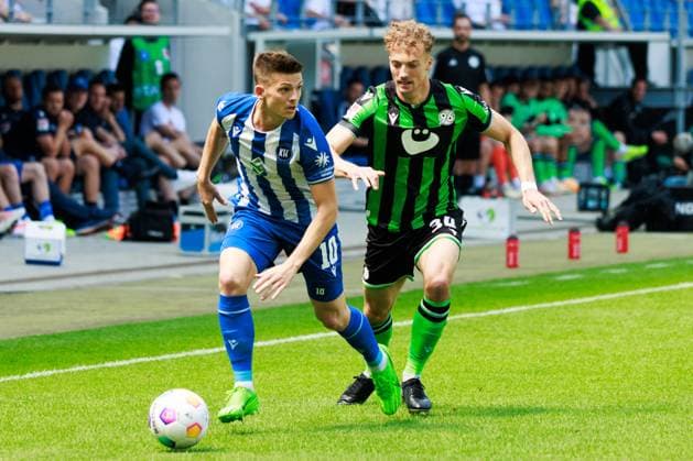 Marvin Wanitzek (Karlsruher SC, 10) im Zweikampf gegen Yannik Luehrs (Hannover 96, 34) GER, Karlsruher SC (KSC) vs. Hannover 96 (H96), Fussball, Maenner, Herren, 2. Bundesliga, 33. Spieltag, Saison 2023 2024, 12.05.2024 DFL DFB REGULATIONS PROHIBIT ANY USE OF PHOTOGRAPHS AS IMAGE SEQUENCES AND OR QUASI-VIDEO GER, Karlsruher SC (KSC) vs. Hannover 96 (H96), Fussball, Maenner, Herren, 2. Bundesliga, 33. Spieltag, Saison 2023 2024, 12.05.2024 Karlsruhe