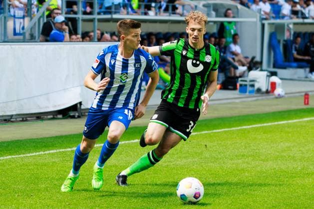 Marvin Wanitzek (Karlsruher SC, 10) im Zweikampf gegen Yannik Luehrs (Hannover 96, 34) GER, Karlsruher SC (KSC) vs. Hannover 96 (H96), Fussball, Maenner, Herren, 2. Bundesliga, 33. Spieltag, Saison 2023 2024, 12.05.2024 DFL DFB REGULATIONS PROHIBIT ANY USE OF PHOTOGRAPHS AS IMAGE SEQUENCES AND OR QUASI-VIDEO GER, Karlsruher SC (KSC) vs. Hannover 96 (H96), Fussball, Maenner, Herren, 2. Bundesliga, 33. Spieltag, Saison 2023 2024, 12.05.2024 Karlsruhe