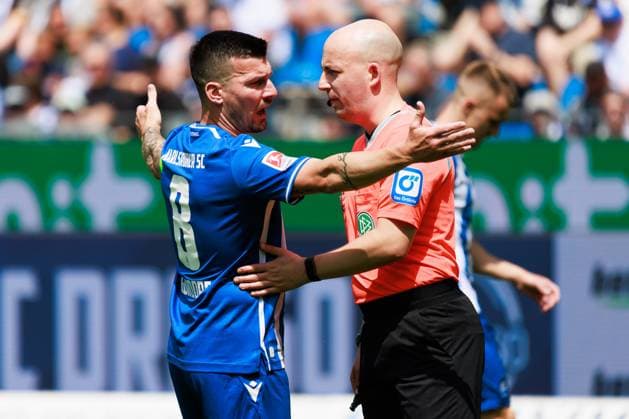 Jerome Gondorf (Karlsruher SC, 08) reklamiert bei Schiedsrichter Nicolas Winter, ist enttäuscht enttaeuscht, unzufrieden, ärgert aegert sich, Emotionen, Wut, Trauer GER, Karlsruher SC (KSC) vs. Hannover 96 (H96), Fussball, Maenner, Herren, 2. Bundesliga, 33. Spieltag, Saison 2023 2024, 12.05.2024 DFL DFB REGULATIONS PROHIBIT ANY USE OF PHOTOGRAPHS AS IMAGE SEQUENCES AND OR QUASI-VIDEO GER, Karlsruher SC (KSC) vs. Hannover 96 (H96), Fussball, Maenner, Herren, 2. Bundesliga, 33. Spieltag, Saison 2023 2024, 12.05.2024 Karlsruhe