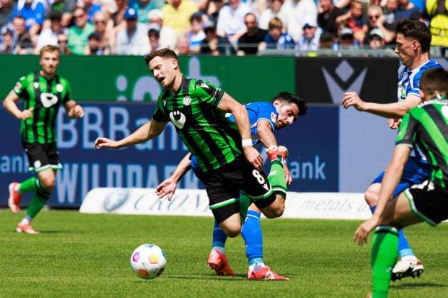 Lars Stindl (Karlsruher SC, 13) foult Enzo Leopold (Hannover 96, 08), Aktion GER, Karlsruher SC (KSC) vs. Hannover 96 (H96), Fussball, Maenner, Herren, 2. Bundesliga, 33. Spieltag, Saison 2023 2024, 12.05.2024 DFL DFB REGULATIONS PROHIBIT ANY USE OF PHOTOGRAPHS AS IMAGE SEQUENCES AND OR QUASI-VIDEO GER, Karlsruher SC (KSC) vs. Hannover 96 (H96), Fussball, Maenner, Herren, 2. Bundesliga, 33. Spieltag, Saison 2023 2024, 12.05.2024 Karlsruhe