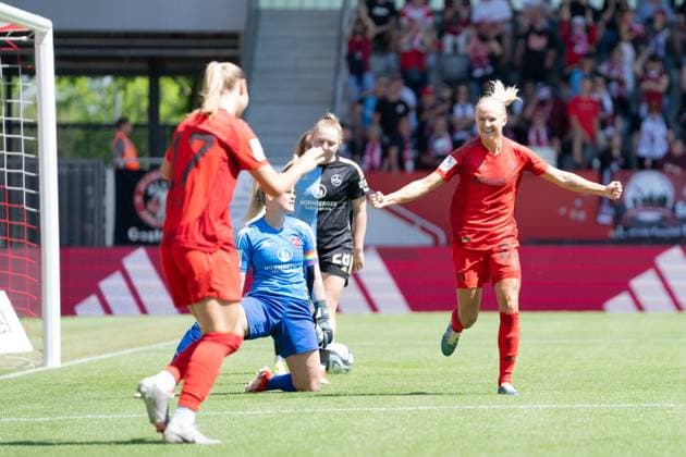 Pernille Harder (21 Bayern) jubelt über das Tor zum 2-0 beim Google Pixel Frauen Bundesligaspiel FC Bayern München - 1. FC Nürnberg am 12.05.2024. München FC Bayern Campus Bayern Deutschland