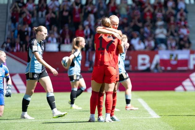 Pernille Harder (21 Bayern) und Klara Bühl (17 FC Bayern) jubeln über das Tor zum 2-0 beim Google Pixel Frauen Bundesligaspiel FC Bayern München - 1. FC Nürnberg am 12.05.2024. München FC Bayern Campus Bayern Deutschland