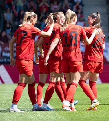 Die Frauen des FC Bayern Klara Bühl (17 FC Bayern) , Sarah Zadrazil (25 FC Bayern) Pernille Harder (21 Bayern) jubeln über das Tor zum 2-0 beim Google Pixel Frauen Bundesligaspiel FC Bayern München - 1. FC Nürnberg am 12.05.2024. München FC Bayern Campus Bayern Deutschland