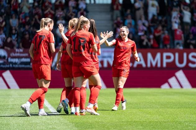 Die Frauen des FC Bayern Klara Bühl (17 FC Bayern) , Sarah Zadrazil (25 FC Bayern) Pernille Harder (21 Bayern) jubeln über das Tor zum 2-0 beim Google Pixel Frauen Bundesligaspiel FC Bayern München - 1. FC Nürnberg am 12.05.2024. München FC Bayern Campus Bayern Deutschland