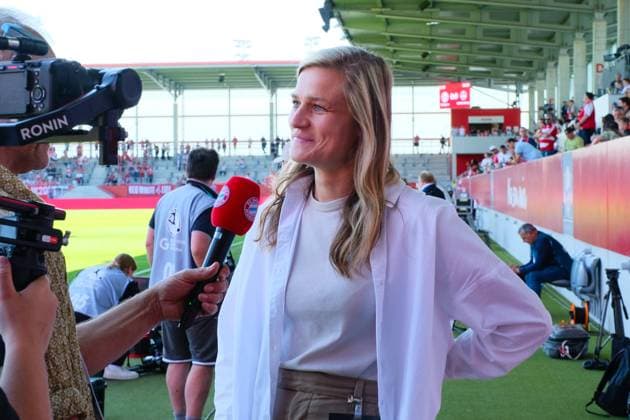 Carina Wenninger beim Interview vor ihrer Verabschiedung beim Spiel FC Bayern München v 1.FC Nürnberg, Fußball, Google Pixel Frauen-Bundesliga 2023 2024, 21.Spieltag am 12.05.2024 in München, FC Bayern Campus. {