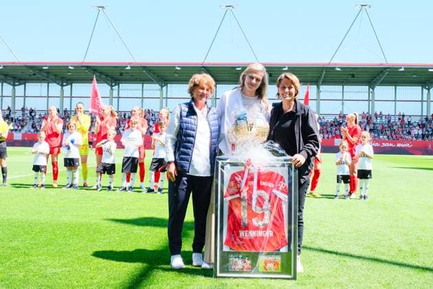 Verabschiedung Carina Wenninger beim Spiel FC Bayern München v 1.FC Nürnberg, Fußball, Google Pixel Frauen-Bundesliga 2023 2024, 21.Spieltag am 12.05.2024 in München, FC Bayern Campus. {