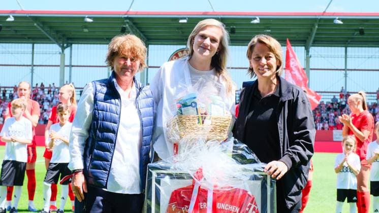 Verabschiedung Carina Wenninger beim Spiel FC Bayern München v 1.FC Nürnberg, Fußball, Google Pixel Frauen-Bundesliga 2023 2024, 21.Spieltag am 12.05.2024 in München, FC Bayern Campus. {