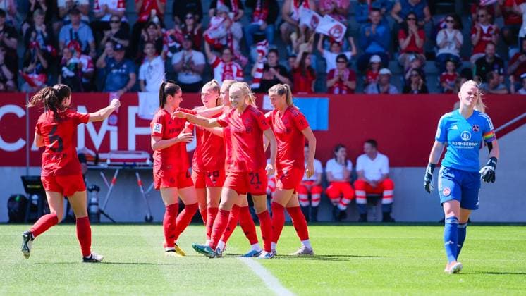 Pernille Harder (21, FC Bayern München) und Team (FC Bayern München) beim Spiel FC Bayern München v 1.FC Nürnberg, Fußball, Google Pixel Frauen-Bundesliga 2023 2024, 21.Spieltag am 12.05.2024 in München, FC Bayern Campus. {