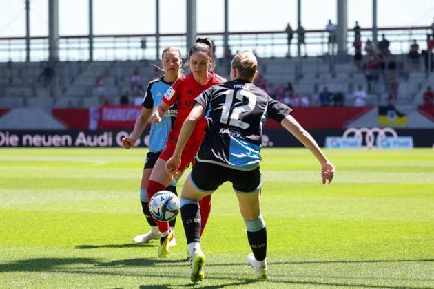 Sarah Zadrazil (FC Bayern Muenchen, 25) im Zweikampf mit Amelie Thoele (1. FC Nuernberg, 12), FC Bayern Muenchen vs. 1. FC Nuernberg, Fussball, Google Pixel Frauen-Bundesliga, 21. Spieltag, Saison 2023 24, 12.05.2024, DFB REGULATIONS PROHIBIT ANY USE OF PHOTOGRAPHS AS IMAGE SEQUENCES, FC Bayern Muenchen vs. 1. FC Nuernberg, Fussball, Google Pixel Frauen-Bundesliga, 21. Spieltag, Saison 2023 24, 12.05.2024 Muenchen Copyright: xEibner-Pressefoto JennixMaulx EP_JML