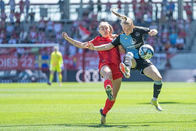 Georgia Stanway (31 FC Bayern) Franziska Mai (Nürnberg) und in Aktion beim Google Pixel Frauen Bundesligaspiel FC Bayern München - 1. FC Nürnberg am 12.05.2024. München FC Bayern Campus Bayern Deutschland