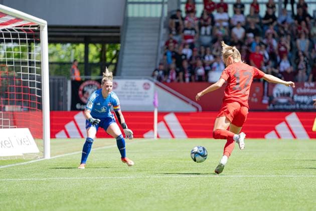 Klara Bühl (17 FC Bayern) in Aktion beim Google Pixel Frauen Bundesligaspiel FC Bayern München - 1. FC Nürnberg am 12.05.2024. München FC Bayern Campus Bayern Deutschland