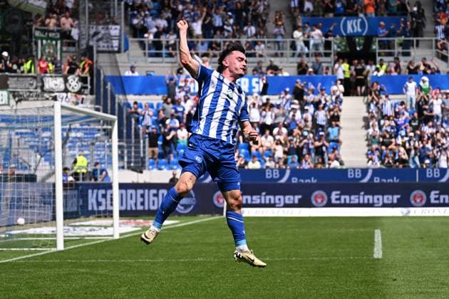 12.05.2024, xjhx, Fussball 2.Bundesliga, Karlsruher SC - Hannover 96 emspor, v.l. Torjubel nach dem Tor zum celebrating the goal celebrate 1:1 durch Paul Nebel (Karlsruher SC KSC) (DFL DFB REGULATIONS PROHIBIT ANY USE OF PHOTOGRAPHS as IMAGE SEQUENCES and or QUASI-VIDEO) Karlsruhe