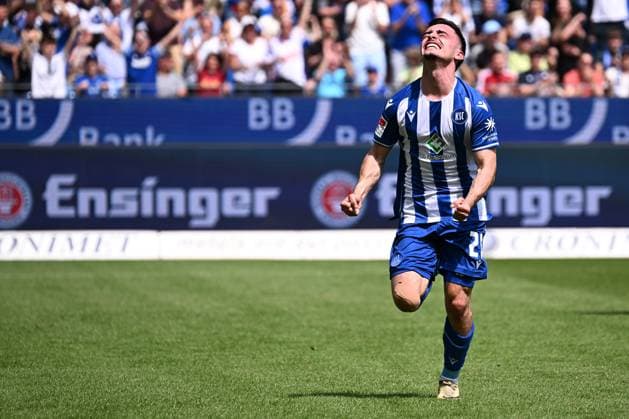 12.05.2024, xjhx, Fussball 2.Bundesliga, Karlsruher SC - Hannover 96 emspor, v.l. Torjubel nach dem Tor zum celebrating the goal celebrate 1:1 durch Paul Nebel (Karlsruher SC KSC) (DFL DFB REGULATIONS PROHIBIT ANY USE OF PHOTOGRAPHS as IMAGE SEQUENCES and or QUASI-VIDEO) Karlsruhe