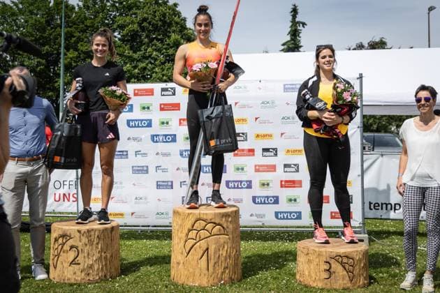 Sport Themen der Woche KW19 Sport Bilder des Tages 8. Hylo Speerwurfmeeting; Offenburg, 12.05.2024 Siegerehrung der Frauen: Gewinnerin Adriana Vilagos (SRB), Jo-Ane van Dyk (RSA) und Maria Andrejczyk (POL); 8. Hylo Speerwurfmeeting am 12.05.2024 im ETSV Stadion, Offenburg (Baden-Wuerttemberg). *** 8 Hylo Javelin Throw Meeting Offenburg, 12 05 2024 Award ceremony for the womens winners Adriana Vilagos SRB , Jo Ane van Dyk RSA and Maria Andrejczyk POL 8 Hylo Javelin Throw Meeting on 12 05 2024 at the ETSV Stadium, Offenburg Baden Wuerttemberg Copyright: xBEAUTIFULxSPORTS LeahxKohringx