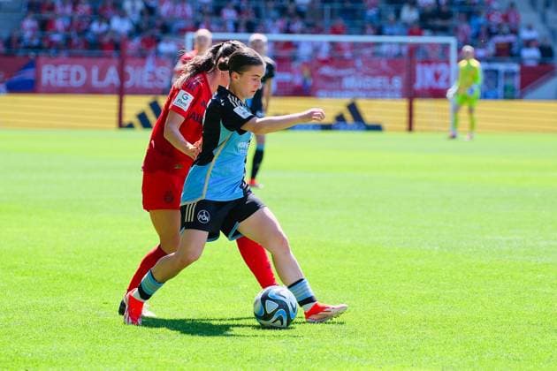 Marina Scholz (7, 1.FC Nürnberg) und Tuva Hansen (6, FC Bayern München) beim Spiel FC Bayern München v 1.FC Nürnberg, Fußball, Google Pixel Frauen-Bundesliga 2023 2024, 21.Spieltag am 12.05.2024 in München, FC Bayern Campus. {