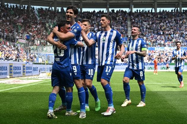 12.05.2024, xjhx, Fussball 2.Bundesliga, Karlsruher SC - Hannover 96 emspor, v.l. Torjubel nach dem Tor zum celebrating the goal celebrate 1:1 durch Paul Nebel (Karlsruher SC KSC) Igor Matanovic (Karlsruher SC KSC) Marvin Wanitzek (Karlsruher SC KSC) Nicolai Rapp (Karlsruher SC KSC) Jerome Gondorf (Karlsruher SC KSC) (DFL DFB REGULATIONS PROHIBIT ANY USE OF PHOTOGRAPHS as IMAGE SEQUENCES and or QUASI-VIDEO) Karlsruhe