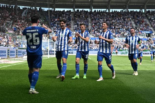 12.05.2024, xjhx, Fussball 2.Bundesliga, Karlsruher SC - Hannover 96 emspor, v.l. Torjubel nach dem Tor zum celebrating the goal celebrate 1:1 durch Paul Nebel (Karlsruher SC KSC) Igor Matanovic (Karlsruher SC KSC) Marvin Wanitzek (Karlsruher SC KSC) Nicolai Rapp (Karlsruher SC KSC) Jerome Gondorf (Karlsruher SC KSC) (DFL DFB REGULATIONS PROHIBIT ANY USE OF PHOTOGRAPHS as IMAGE SEQUENCES and or QUASI-VIDEO) Karlsruhe