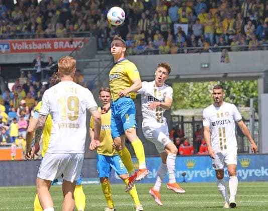 Eintracht Braunschweig vs SV Wehen Wiesbaden Braunschweig, 12.05.2024, Fußball, Saison 23 24, 2. Bundesliga, 33. Spieltag, Eintracht Braunschweig vs SV Wehen Wiesbaden, Bild zeigt: Niklas Tauer (BTSV, 8) Braunschweig