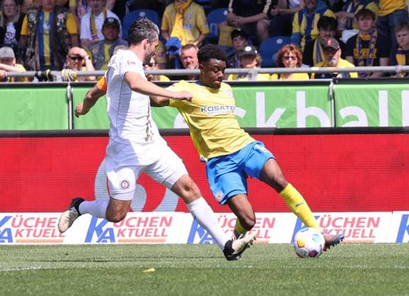 Eintracht Braunschweig vs SV Wehen Wiesbaden Braunschweig, 12.05.2024, Fußball, Saison 23 24, 2. Bundesliga, 33. Spieltag, Eintracht Braunschweig vs SV Wehen Wiesbaden, Bild zeigt: Anderson-Lenda Lucoqui (BTSV, 15) Braunschweig