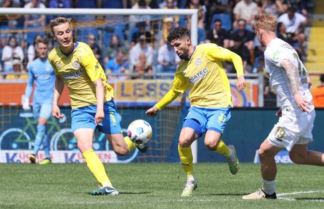 Eintracht Braunschweig vs SV Wehen Wiesbaden Braunschweig, 12.05.2024, Fußball, Saison 23 24, 2. Bundesliga, 33. Spieltag, Eintracht Braunschweig vs SV Wehen Wiesbaden, Bild zeigt: Fabio Kaufmann (BTSV, 37) und Robert Ivanov (BTSV, 5) Braunschweig