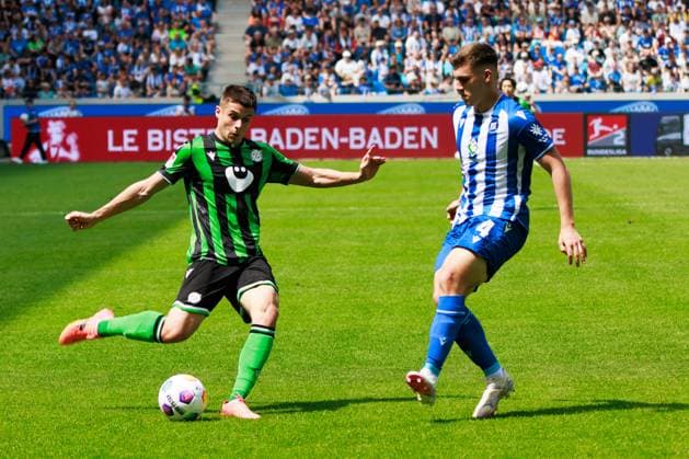 Nicolo Tresoldi (Hannover 96, 09) im Zweikampf gegen Marcel Beifus (Karlsruher SC, 04) GER, Karlsruher SC (KSC) vs. Hannover 96 (H96), Fussball, Maenner, Herren, 2. Bundesliga, 33. Spieltag, Saison 2023 2024, 12.05.2024 DFL DFB REGULATIONS PROHIBIT ANY USE OF PHOTOGRAPHS AS IMAGE SEQUENCES AND OR QUASI-VIDEO GER, Karlsruher SC (KSC) vs. Hannover 96 (H96), Fussball, Maenner, Herren, 2. Bundesliga, 33. Spieltag, Saison 2023 2024, 12.05.2024 Karlsruhe
