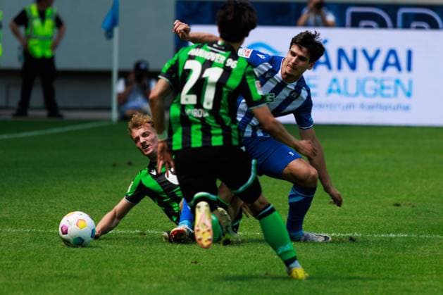 Yannik Luehrs (Hannover 96, 34) mit einem Foul gegen Igor Matanovic (Karlsruher SC, 09), im Vordergrund Sei Muroya (Hannover 96, 21) GER, Karlsruher SC (KSC) vs. Hannover 96 (H96), Fussball, Maenner, Herren, 2. Bundesliga, 33. Spieltag, Saison 2023 2024, 12.05.2024 DFL DFB REGULATIONS PROHIBIT ANY USE OF PHOTOGRAPHS AS IMAGE SEQUENCES AND OR QUASI-VIDEO GER, Karlsruher SC (KSC) vs. Hannover 96 (H96), Fussball, Maenner, Herren, 2. Bundesliga, 33. Spieltag, Saison 2023 2024, 12.05.2024 Karlsruhe
