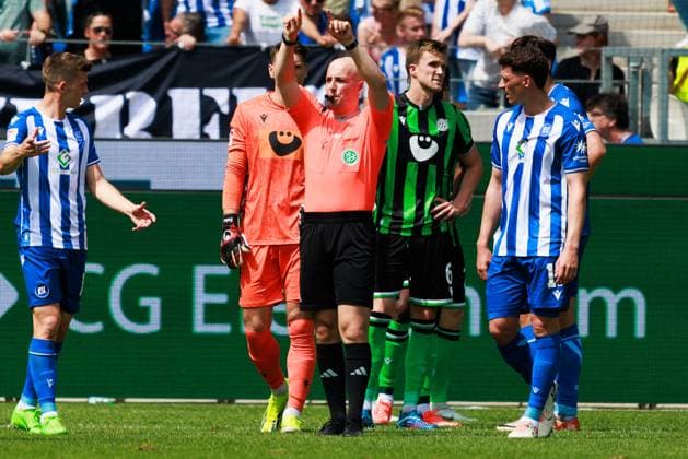 Schiedsrichter Nicolas Winter gibt das Tor zum 1:1 durch Paul Nebel (Karlsruher SC, 26) nach Videobeweis (VAR) GER, Karlsruher SC (KSC) vs. Hannover 96 (H96), Fussball, Maenner, Herren, 2. Bundesliga, 33. Spieltag, Saison 2023 2024, 12.05.2024 DFL DFB REGULATIONS PROHIBIT ANY USE OF PHOTOGRAPHS AS IMAGE SEQUENCES AND OR QUASI-VIDEO GER, Karlsruher SC (KSC) vs. Hannover 96 (H96), Fussball, Maenner, Herren, 2. Bundesliga, 33. Spieltag, Saison 2023 2024, 12.05.2024 Karlsruhe