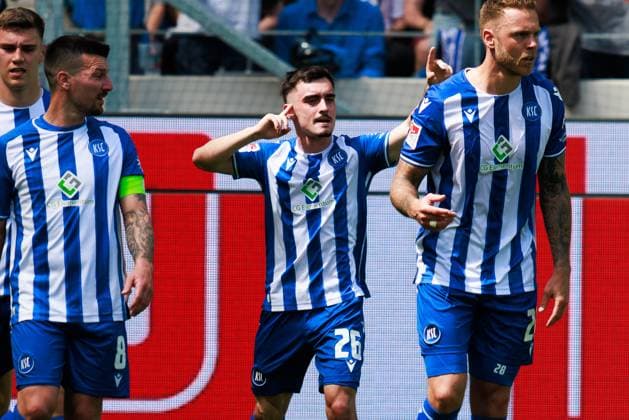 Paul Nebel (Karlsruher SC, 26) jubelt freut sich nach seinem Tor zum 1:1 mit seinem Mitspielern, Emotion, Freude, Begeisterung GER, Karlsruher SC (KSC) vs. Hannover 96 (H96), Fussball, Maenner, Herren, 2. Bundesliga, 33. Spieltag, Saison 2023 2024, 12.05.2024 DFL DFB REGULATIONS PROHIBIT ANY USE OF PHOTOGRAPHS AS IMAGE SEQUENCES AND OR QUASI-VIDEO GER, Karlsruher SC (KSC) vs. Hannover 96 (H96), Fussball, Maenner, Herren, 2. Bundesliga, 33. Spieltag, Saison 2023 2024, 12.05.2024 Karlsruhe