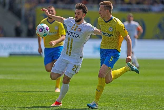 Fussball - 2. BL - Eintracht Braunschweig - SV Wehen Wiesbaden - 12.05.24, Nikolas Agrafiotis (SVWW), Robert Ivanov (Eintracht), -